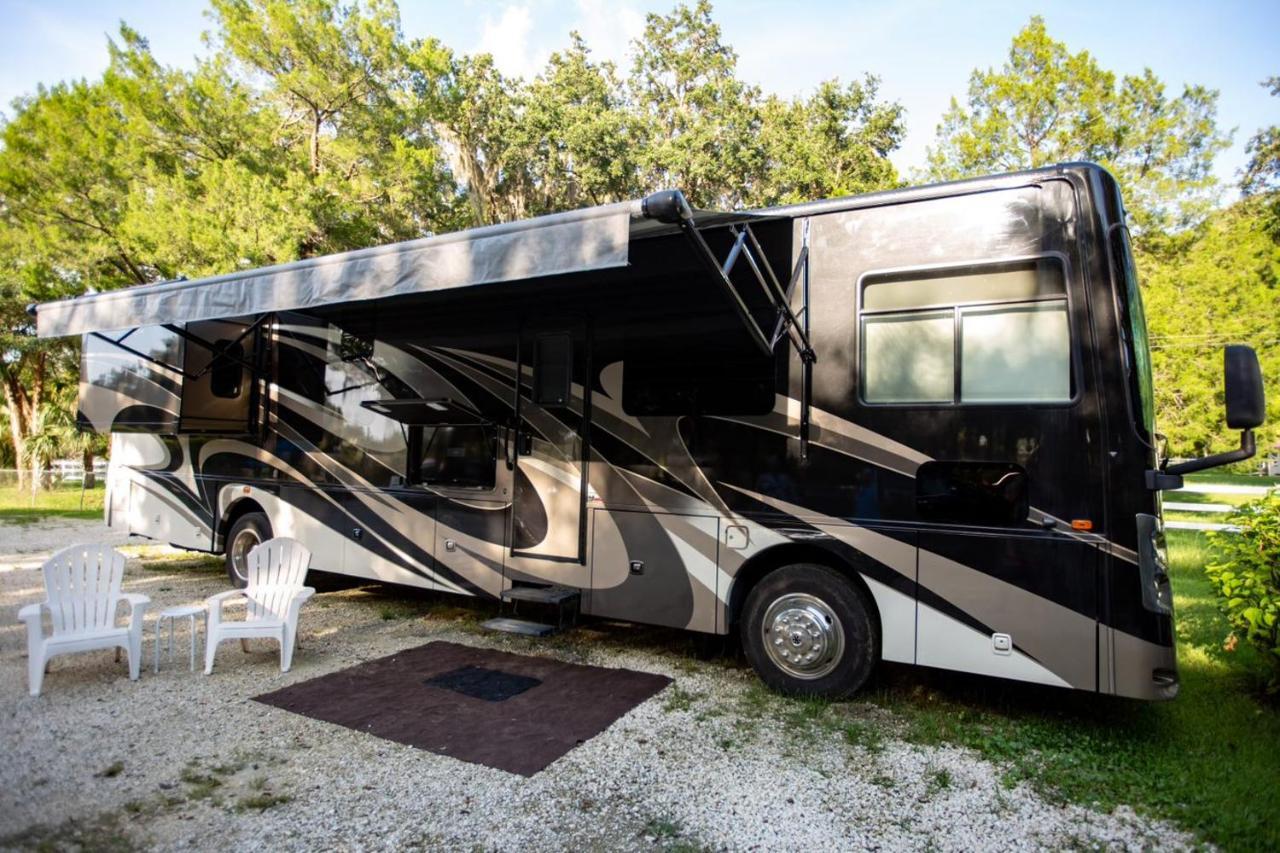 River Safaris, Stationary Class A Motorcoach, Old Homosassa Eksteriør billede